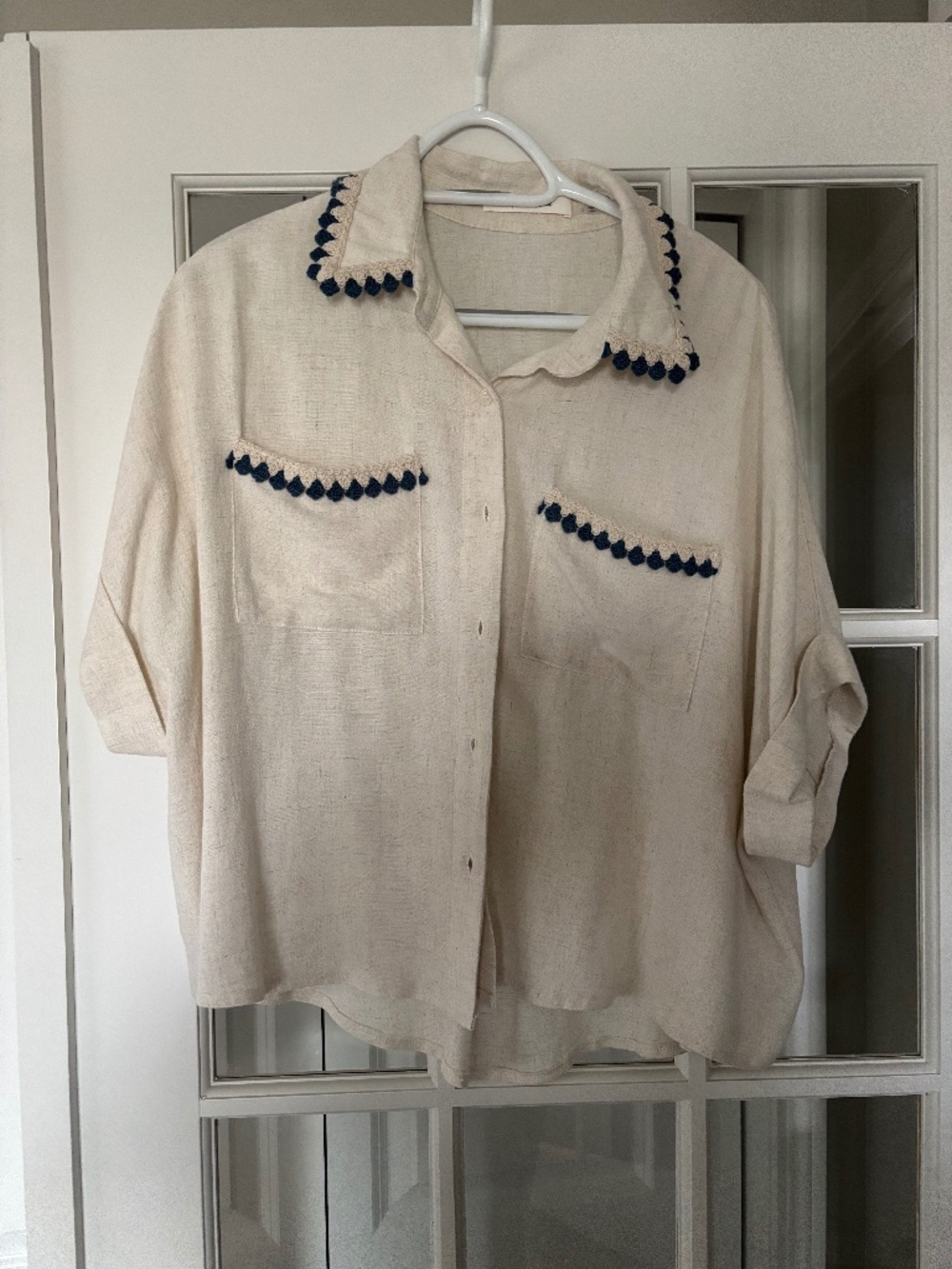 Mustard Seed blouse. Oatmeal with denim blue trim. Size Sm